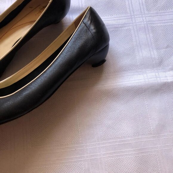 Early 2000's Kate spade black and beige bow kitten heel pumps, size 9.5 US - Picture 2 of 3